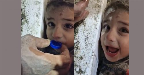 ◤土耳其强震◢  受困瓦砾堆45小时  男童喝第一口水露坚强微笑