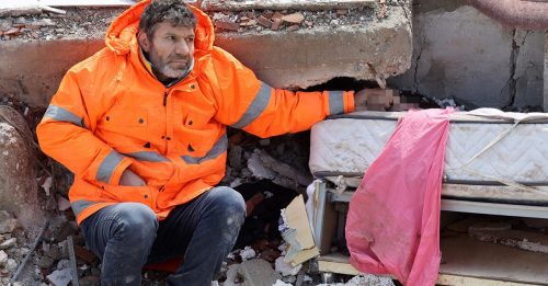 ◤土耳其強震◢ 廢墟里 緊握她的手 父親捨不得放開罹難女兒