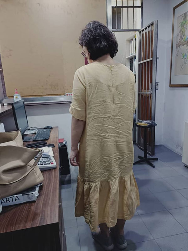 陈女士身穿长至小腿的长裙到巴西古当市政局申请营业执照，却仍被保安员认为服装不妥。
