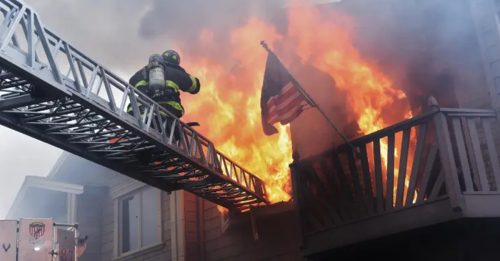 民宅大火倒塌 22消防员受伤