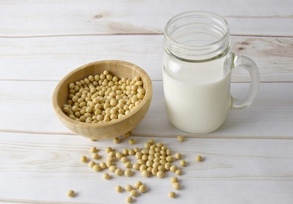 不能喝牛奶的人，可以改喝用豆类、谷类或坚果类制成的植物奶。