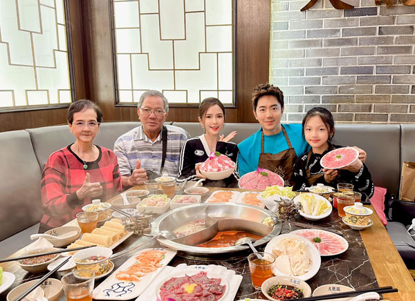 钟盛忠和钟晓玉（中）与父母和侄儿一起吃火锅生日餐。
