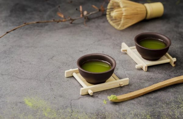 抹茶属于绿茶的一种，但可不是把绿茶磨成粉就叫做抹茶，两者的差异从茶树的栽培到制程大有关系。同一种茶叶可以做成绿茶，也能做成抹茶，那么是哪些步骤不同而有所变化呢？