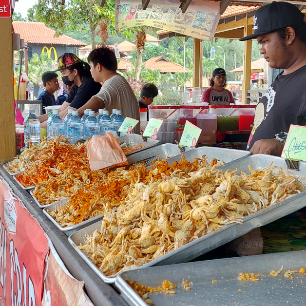 Teluk Cempedak的特色小吃––酥炸小螃蟹。