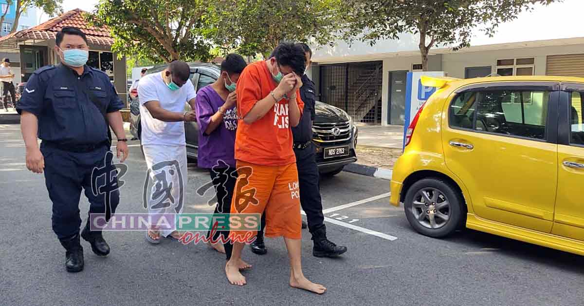 19岁（紫衣）和23岁被告（橙衣）被警员带上芙蓉法庭，发现大批媒体记者在场时，慌忙低头遮脸。