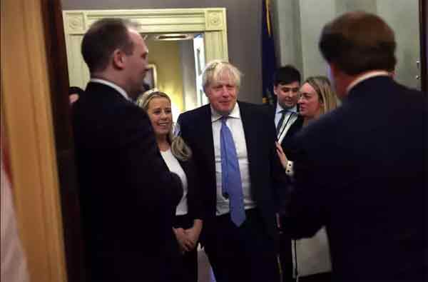 
英国前首相约翰逊（中）1月31日跟参院少数党领袖麦康奈尔见完面后与国会工作人员合影。