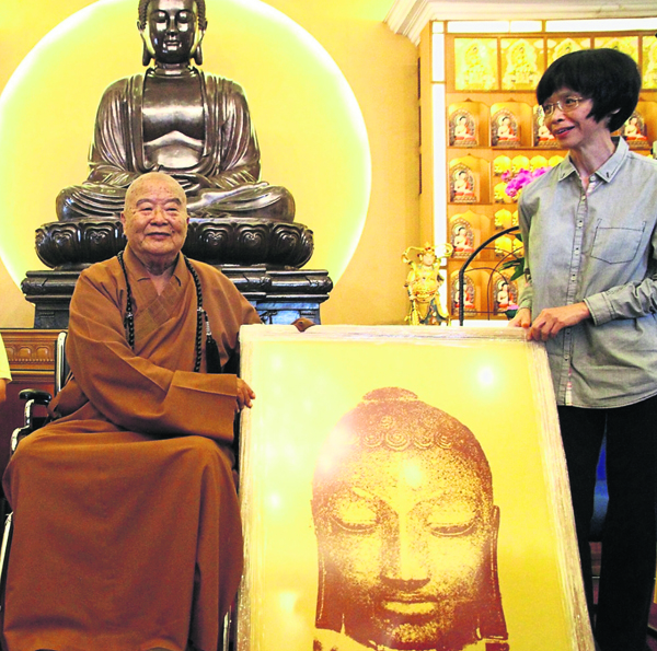2013年，萧依钊代表本地艺术家李健省赠送版画佛陀像给大师。