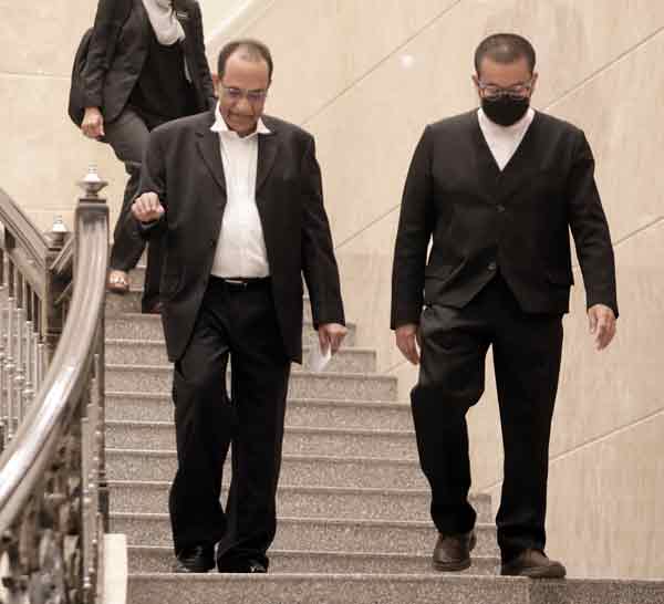 政府特聘主控官拿督希旦峇兰（左起）和阿斯洛夫副检察司，代表控方出庭。