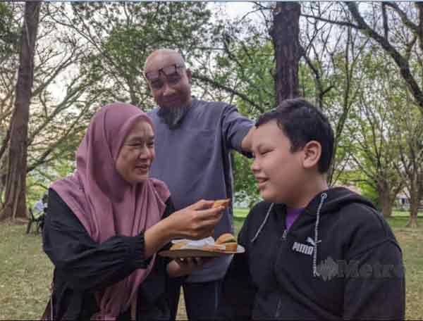 诺哈丝玛(左起)细心照顾,患癌的莫哈末斯汉(右)。(图取自大都会日报)