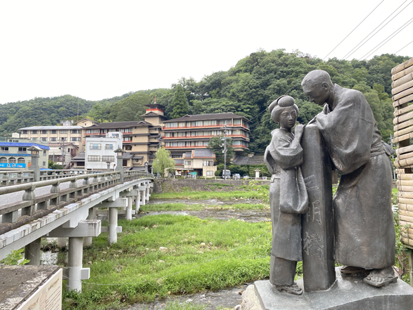 鸟取县三朝药师之温泉乡：历史悠久的“三朝桥”， 承载过沿自江户时代的兴旺。远远看去的那一栋， 是“万翠楼”天然温泉旅庄。