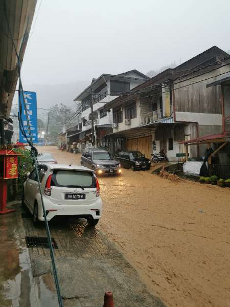 武吉丁宜新村大街变成小河，一辆车涉水而过。
