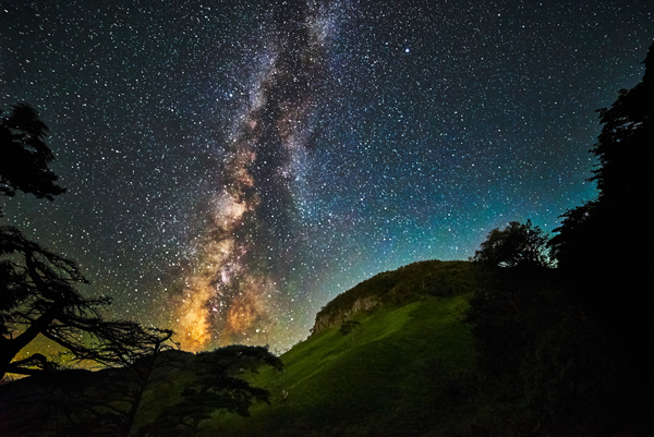 鸟取的夜空：繁星、银河是如此清晰，手可摘星辰吗？ 纵然不是每一晚都能遇见如此天然的美景，也需要使用专业器材的摄影员才能拍出如此的景象，但这的的确确是鸟取的夜空，让人魂牵梦绕……。