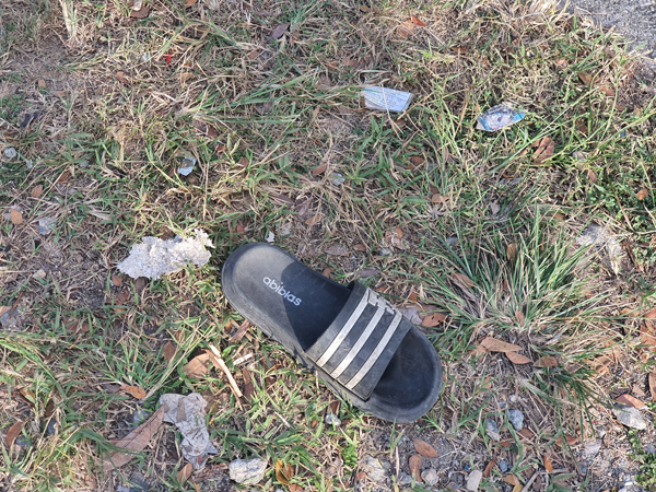 吴玉兰的拖鞋还遗留在车祸现场。