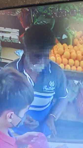 一名印裔男子在水果店“假问工，真偷钱”。