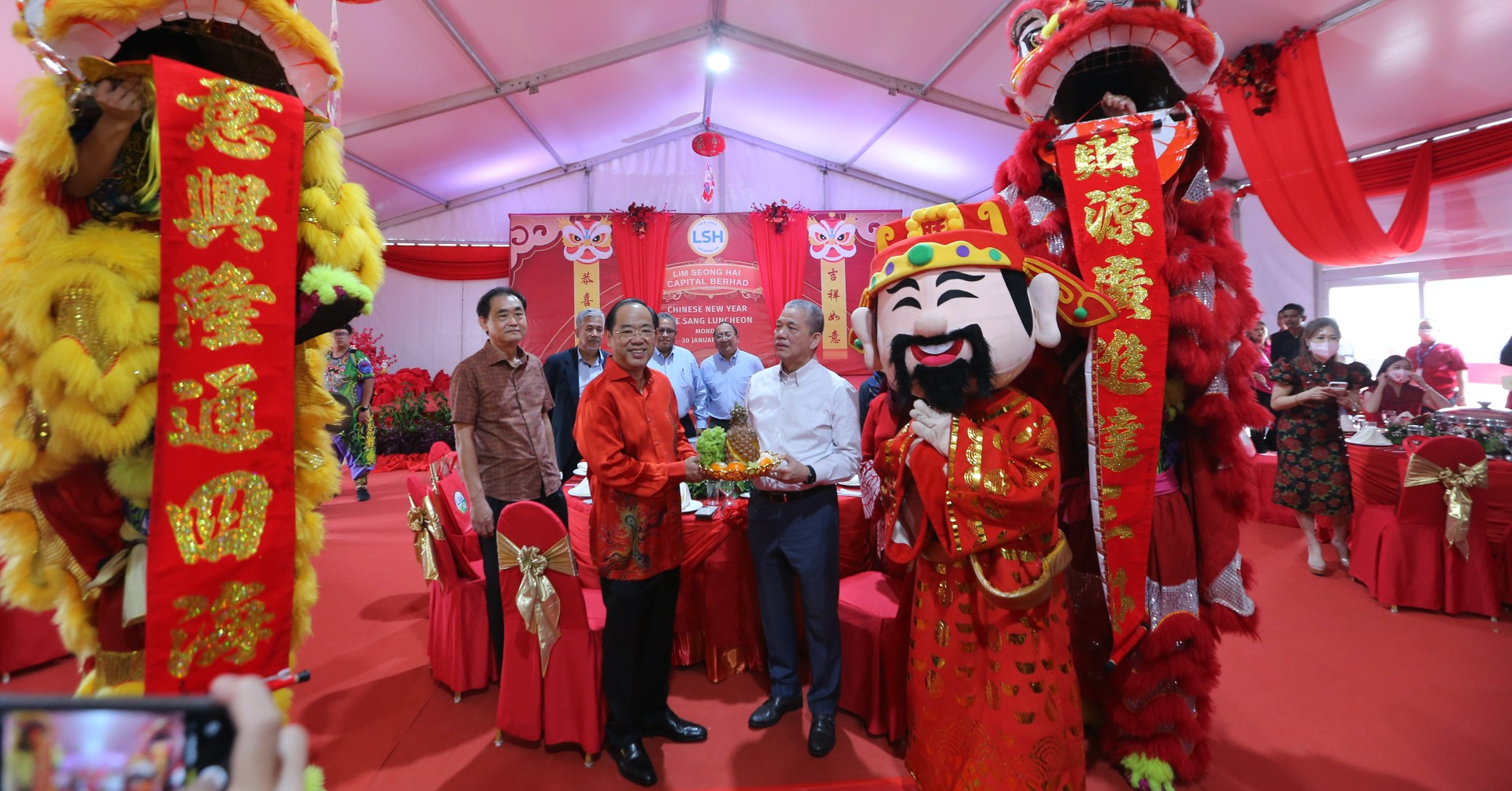 林景清（前方左）和法迪（右）拉出席林上海资本的新春午宴活动。