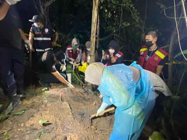 警方根据嫌犯指引，到老人院后山山坡处挖出一个装有人体残骸的塑料袋。