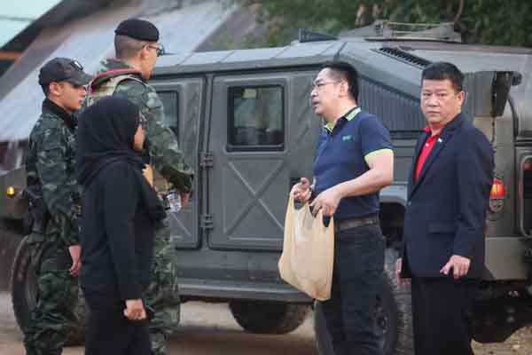 黄先生（右2起）和沈春祥亲自飞赴泰国，动用人脉寻求泰国军官介入，成功救出5名受困缅甸的大马猪仔。