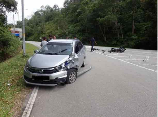 摩哆骑士前往云顶高原途中,猛撞一辆欲右转的轿车,连人带摩哆重坠地面。