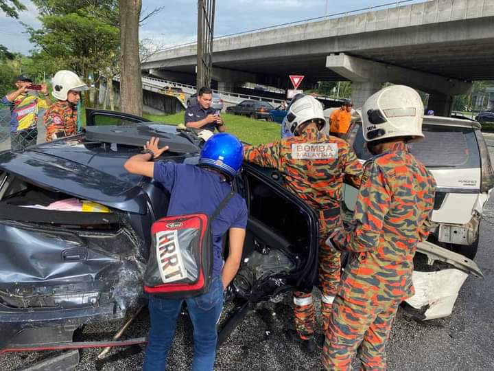 消拯员到其中一辆严重损毁的轿车救出车内人士。