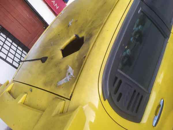 事主的迈薇轿车被人丢炸药，车顶被炸开一个洞。