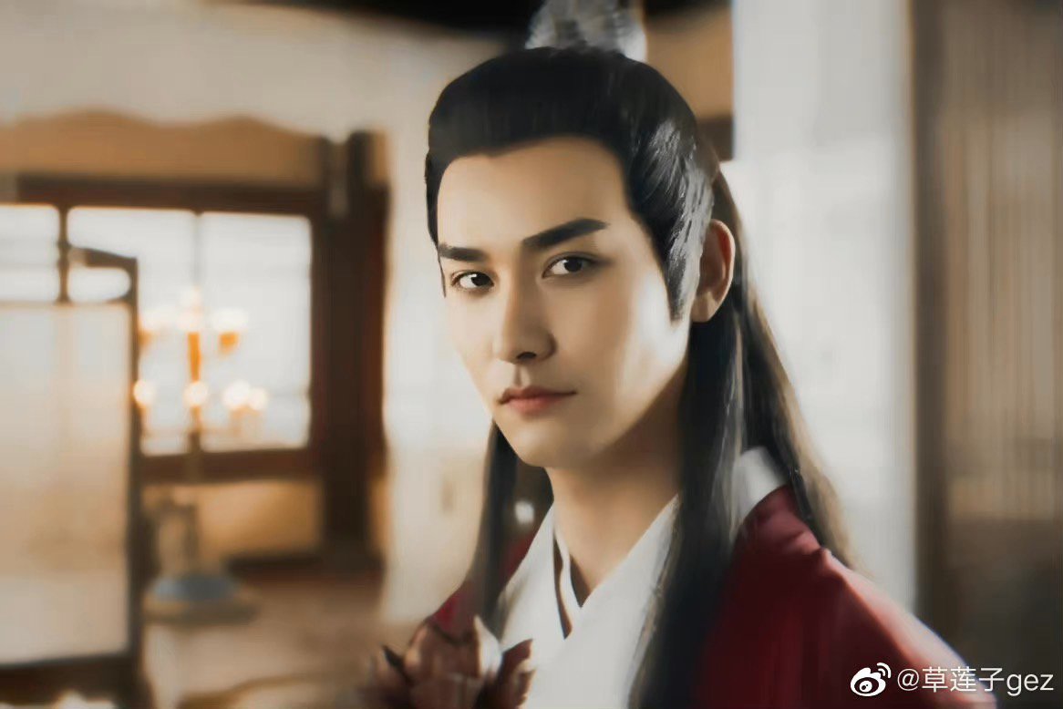 何龙龙在电影版《陈情令》中扮演“红衣魁儡”周子殊。