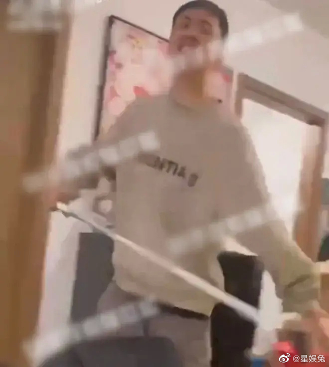 何龙龙被指吃软饭、戴绿帽。