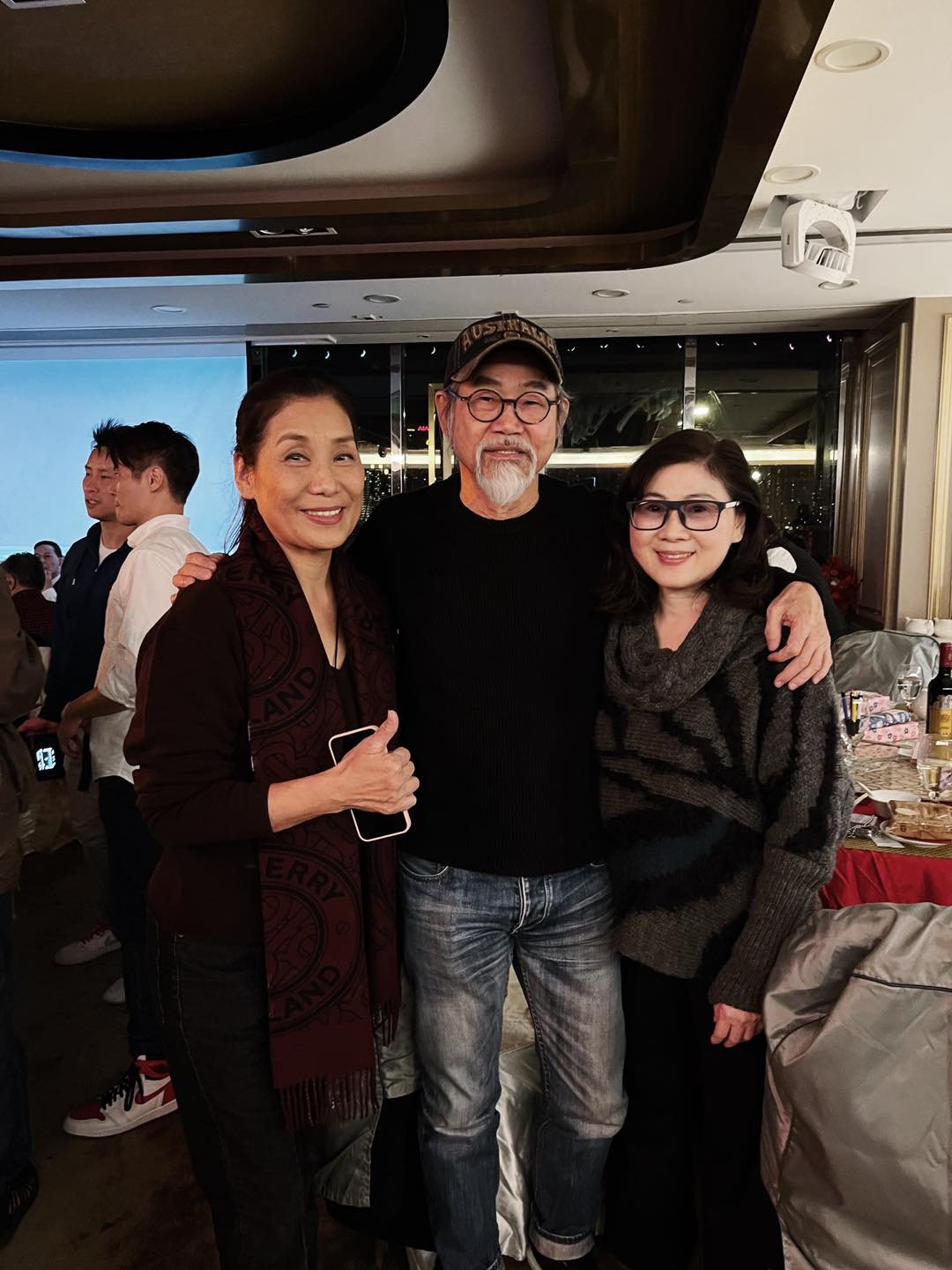 杨盼盼（左）分享多张动作演员公会聚会照片，元华与太太罕有露面。