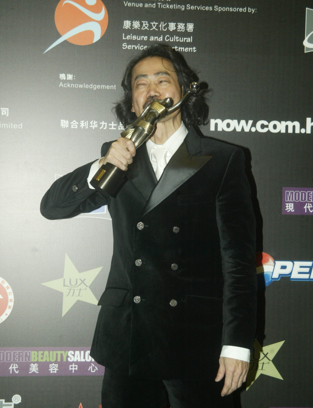 元华2005年凭电影《功夫》夺得香港电影金像奖及香港电影金紫荆奖最佳男配角。