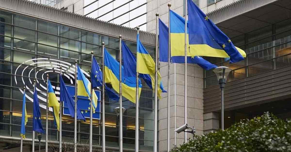 周五位于布鲁塞尔的欧盟议会总部外，乌克兰国旗与欧盟旗帜一起飘扬，旨为显示欧盟与深陷战火的乌克兰站在一起。（彭博社）