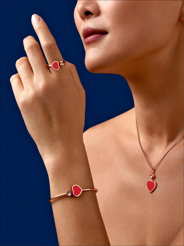 Chopard Happy Hearts系列以红色珍珠贝母及滑动钻石，打造爱心轮廓珠宝作品。
