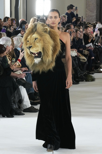 Schiaparelli服装上的“动物标本”引起一阵话题讨论。