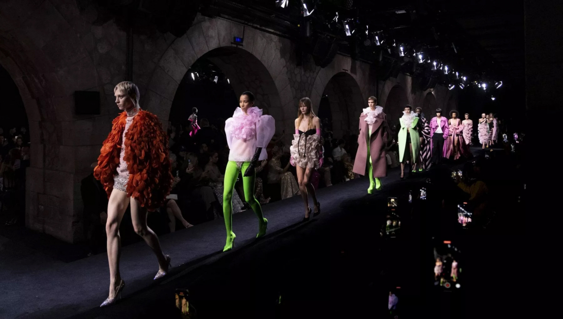 Valentino将高订服装造型染上夜店风格独有的鲜明色彩。