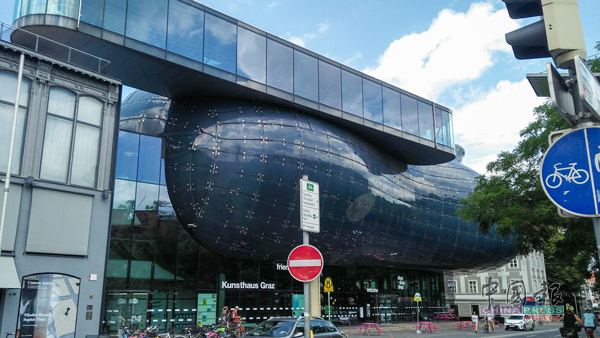 ▲超现代化设计的格拉兹美术馆，被亲切地誉为“友善的外星人”，在其一众传统建筑中显得格外突出。