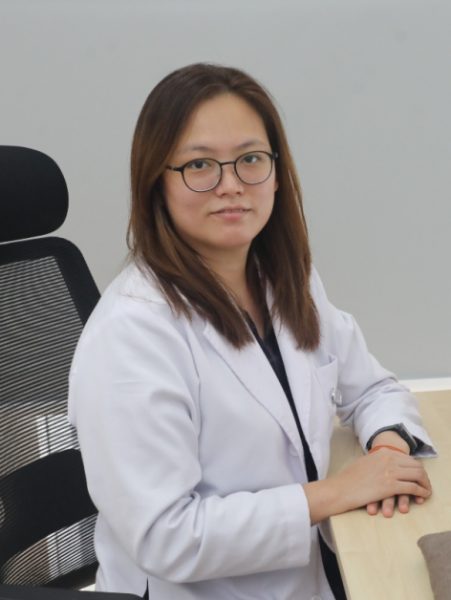林芷雯中医毕业于南京中医药大学，并获得中医妇科硕士学位，她同时也是拉曼大学中医系讲师。