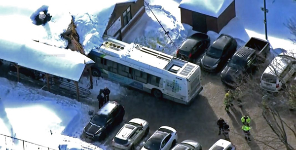 白色巴士撞入日托中心的情况。