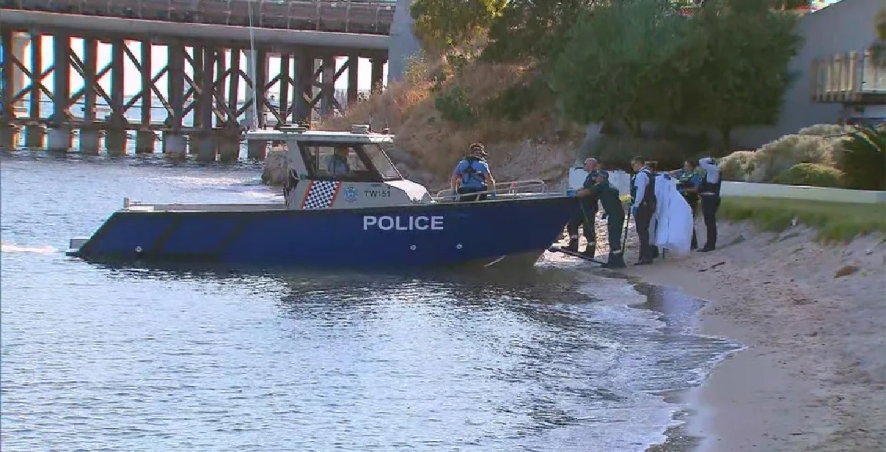 赶到案发现场的警员从河中救出少女。