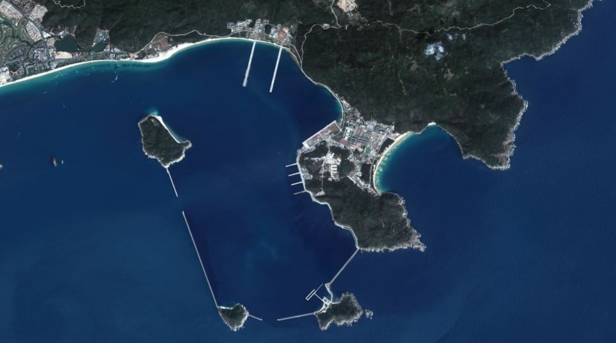 卫星图显示海南岛南部沿海人民解放军海军榆林海军基地。