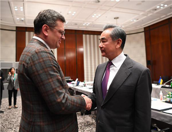 王毅（右）会见乌克兰外交部长库列巴。