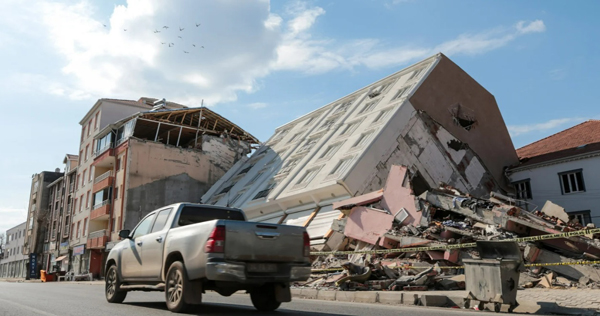阿德亚曼戈尔巴斯区一栋建筑震后倾斜，靠在其他建筑上。