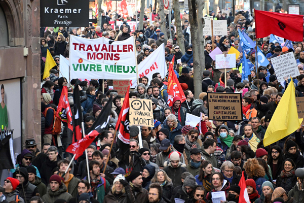 示威者周二在法国斯特拉斯堡参与罢工示威活动。（法新社）