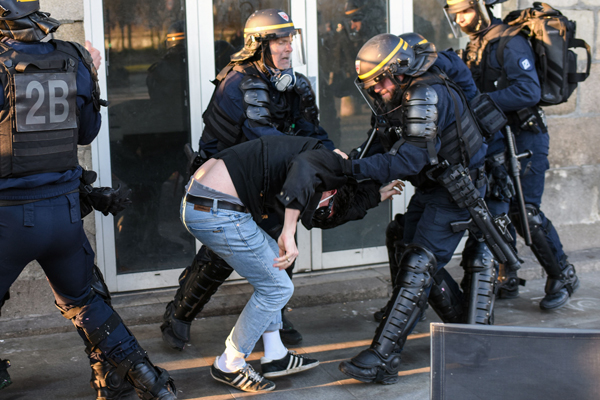 南特有示威者被镇暴警察逮捕。（法新社）