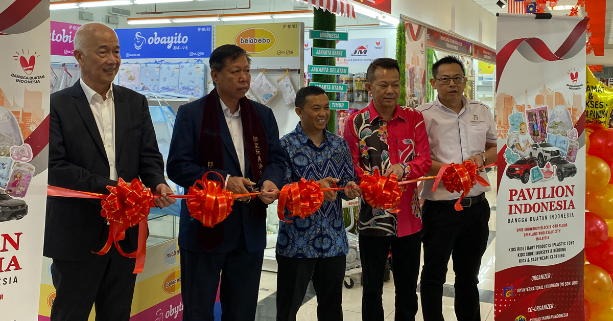 林成国（左起）、赖接福、迪登莫哈末法查西迪、苏金海及胡奕群，为巨盟玩具婴童展厅印尼馆主持开幕剪彩。