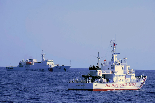 菲律宾海岸卫队在南中国海监视中国海警船。（档案照）