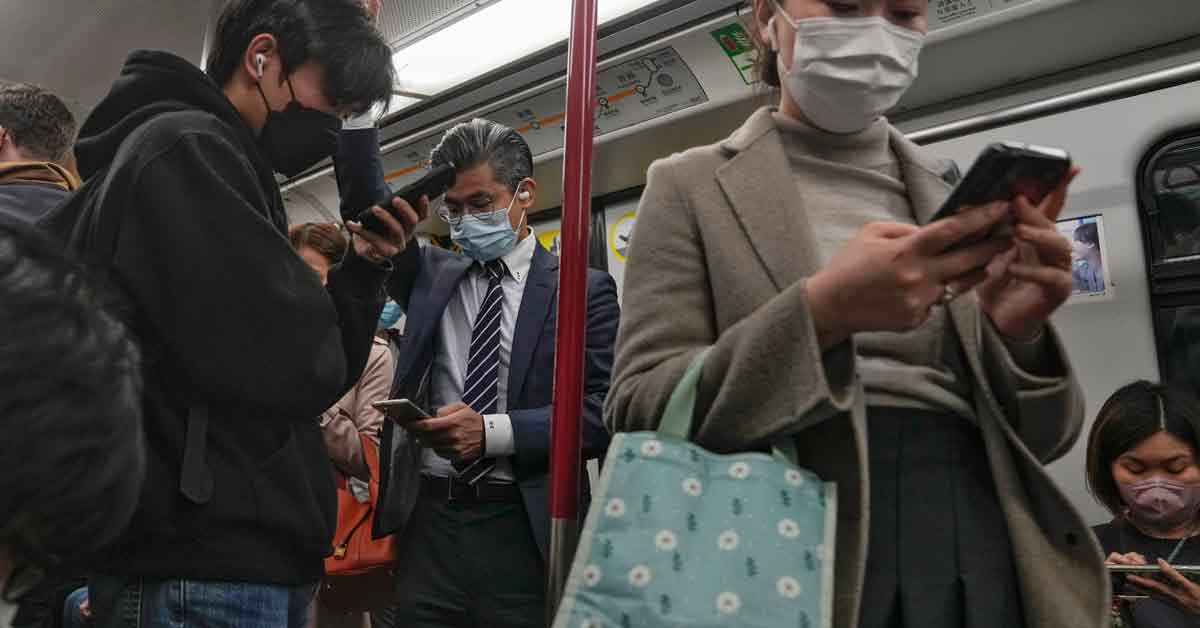 香港民众本月7日戴口罩搭地铁。（美联社）