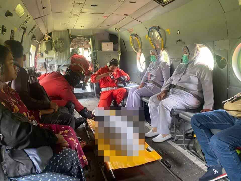 直升机载运男童的遗体到话望生县医院，家长、消拯员和医务人员也在机上。
