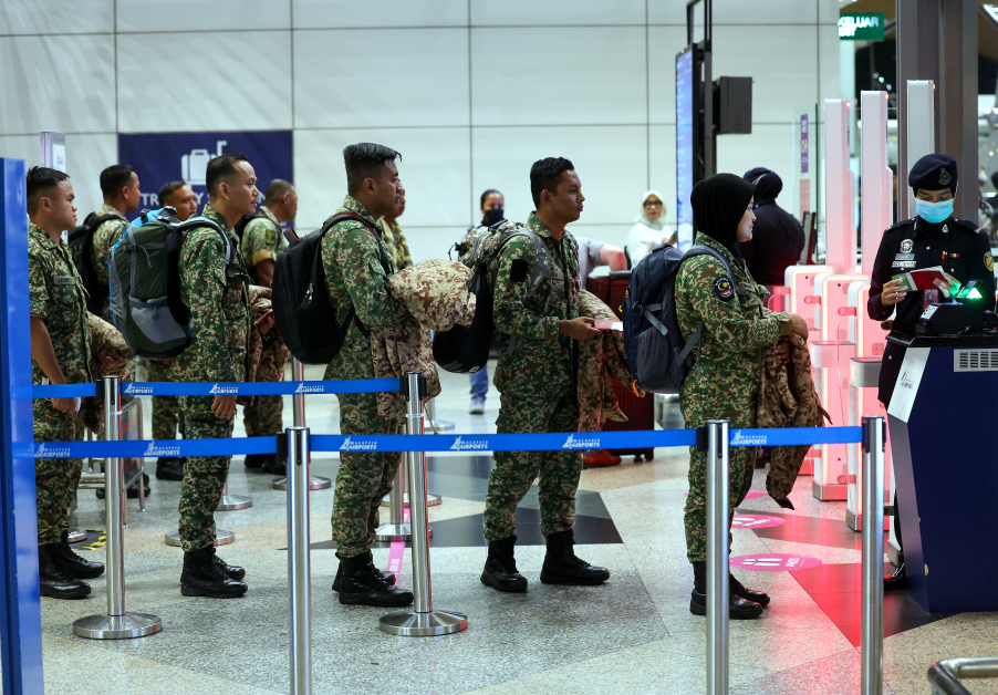 武装部队医护人员有条不紊排队准备登机。