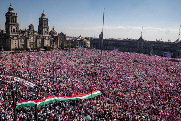 墨西哥城的索卡洛广场周日万头攒动，连广场周围的街道也挤满了示威的人。（法新社）