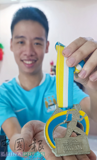 萧廷峰完成槟城国际马拉松比赛的10公里项目挑战，获得一面奖牌，具有纪念价值。