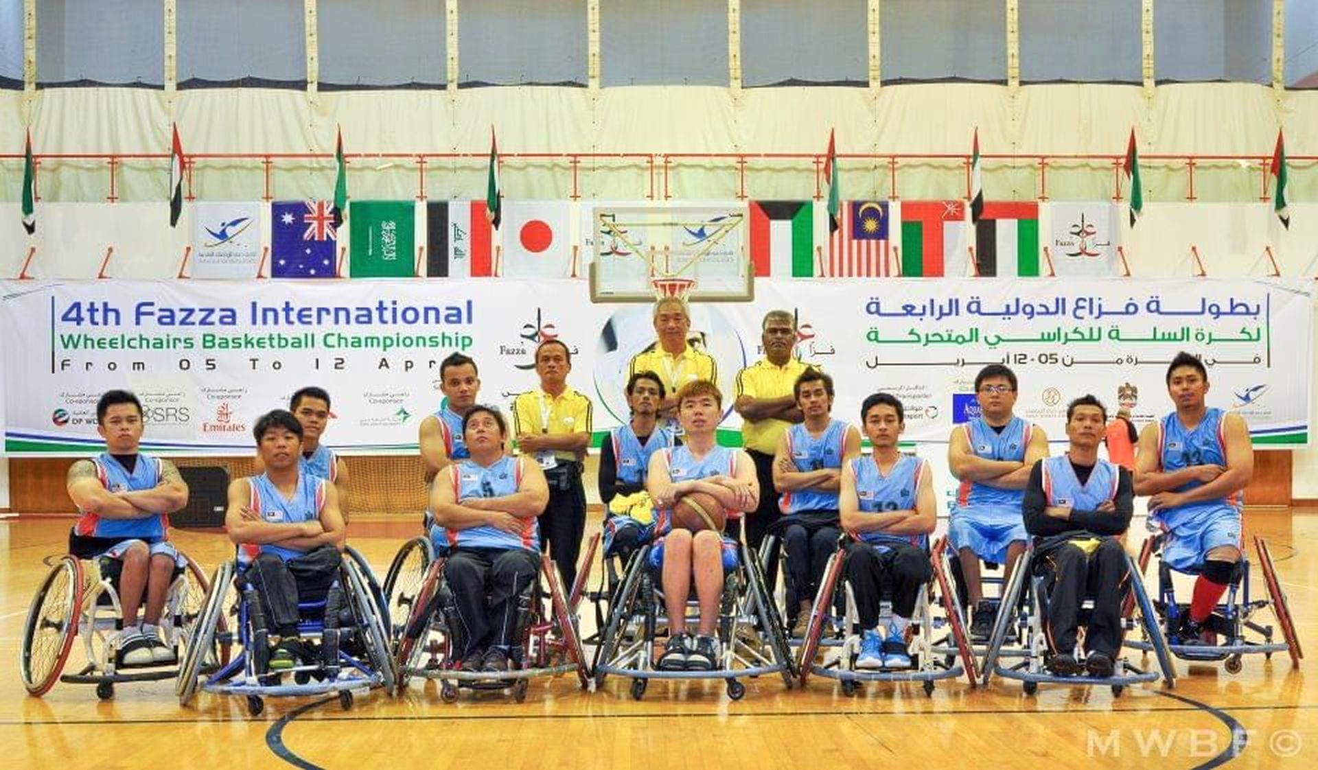 参加大马轮椅职业篮球队的陈锦荣（后排左2）与团队，代表大马出征在杜拜举行的国际输椅篮球赛。