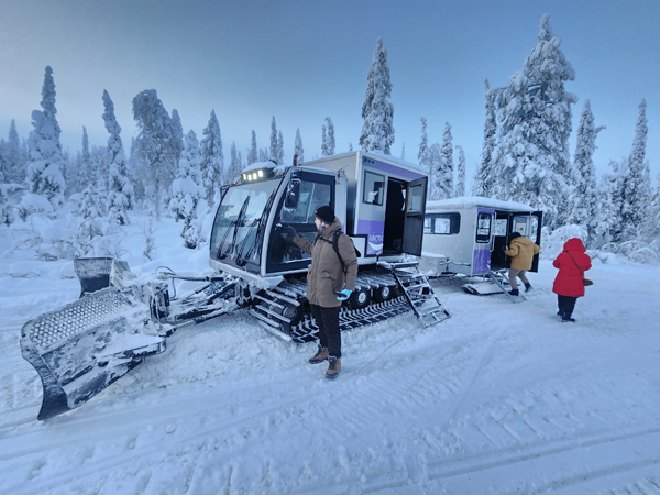 一路铲着厚厚积雪上山的怪物电车。